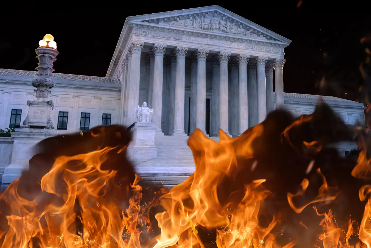 Montage of Supreme Court building USA, being on fire.