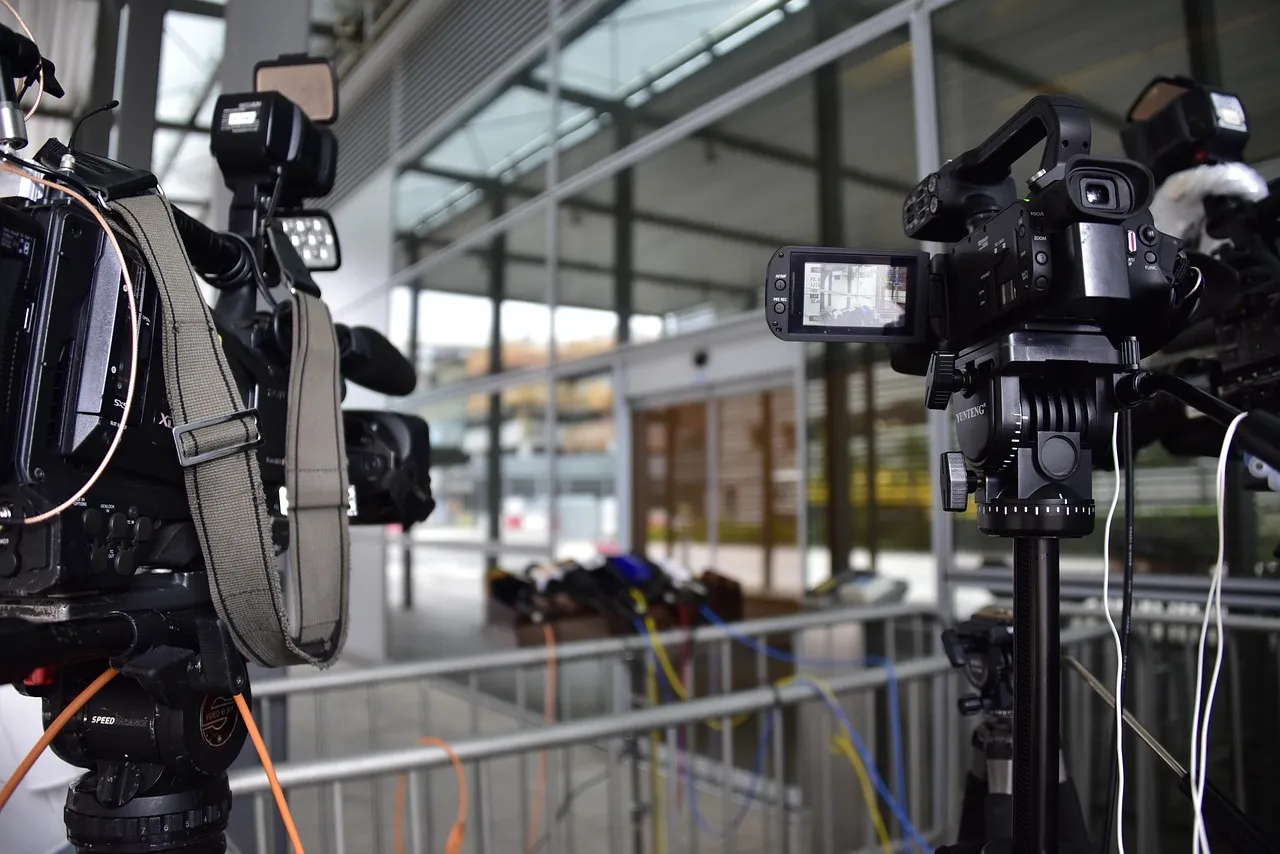 Image of an empty room with cameras in front pointing towards it