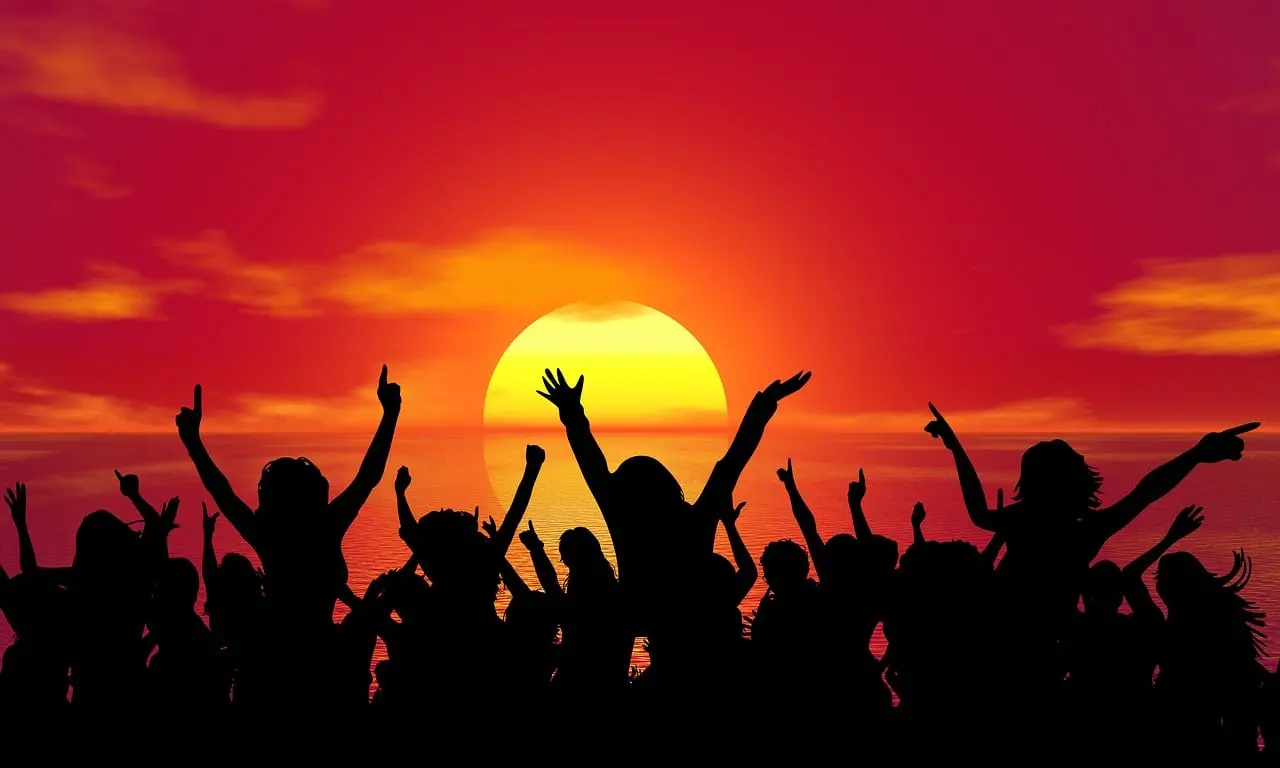 Silhouetten von tanzenden Menschen vor einem schönen Sonnenuntergang