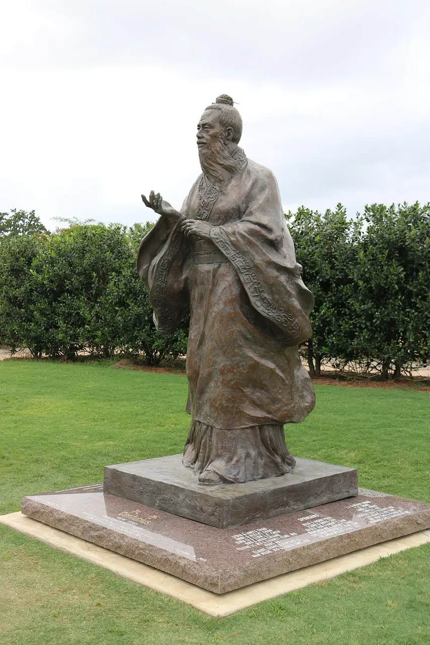 Statue eines in wallende Gewänder gekleideten Herrn, Konfuzius darstellend.