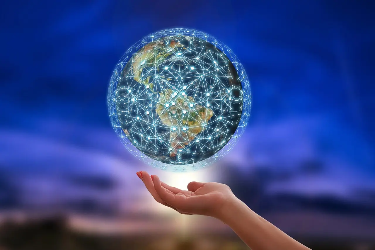Bild eines Globus, in digitales Netz eingehüllt und sanft beleuchtet, darunter eine zur Schale geformten menschliche Hand.