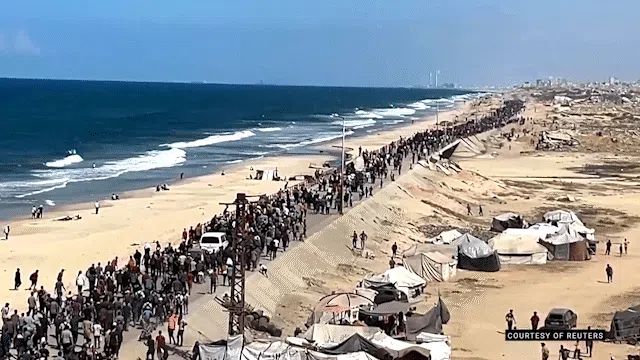 Image of Palestinians at the shores returning home