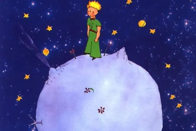 Ein kleiner Junge auf einem kleinen runden Planeten, vor dem Nachthimmel und Sternen.