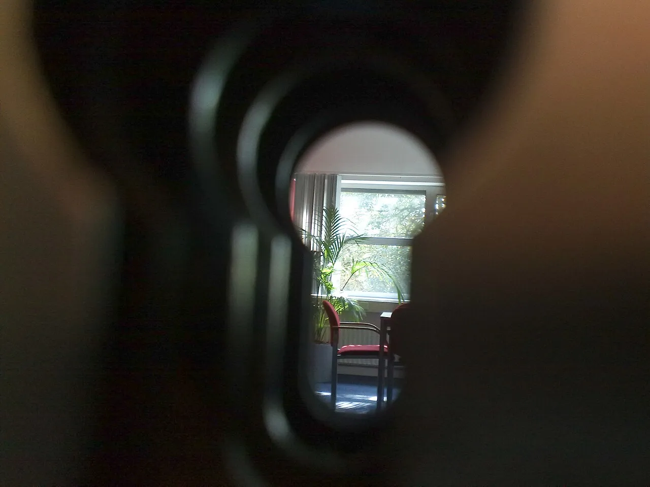Ein leerer Raum, durch das Schlüsselloch gezeigt.