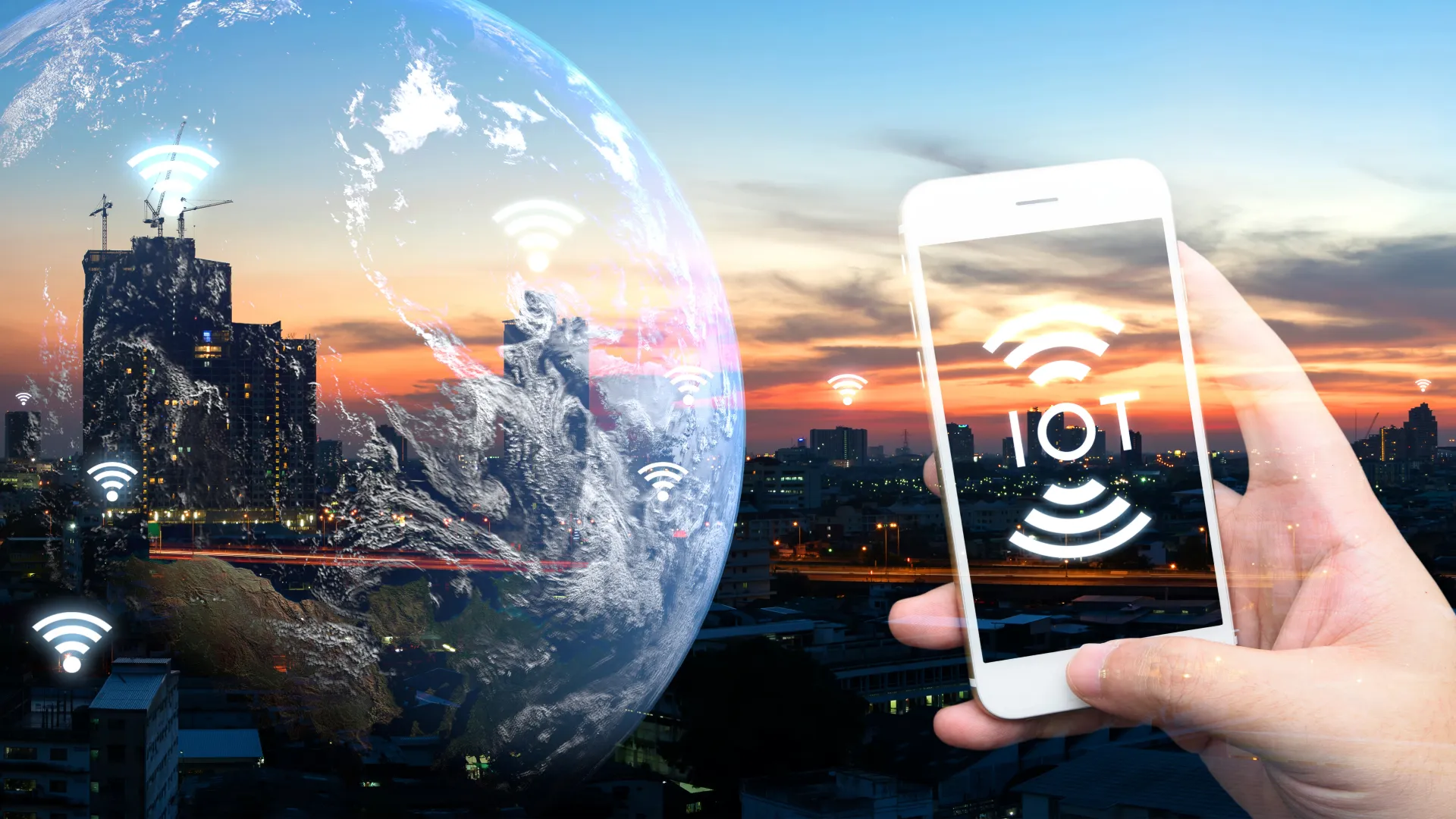 Silhouette einer Skyline vor einem Morgenhimmel, davor eine angedeutete Globusform, daneben eine menschliche Hand, die ein Smartphone hält, mit dem Symbol für verbundenes Netz in der Mitte Bildschirms.