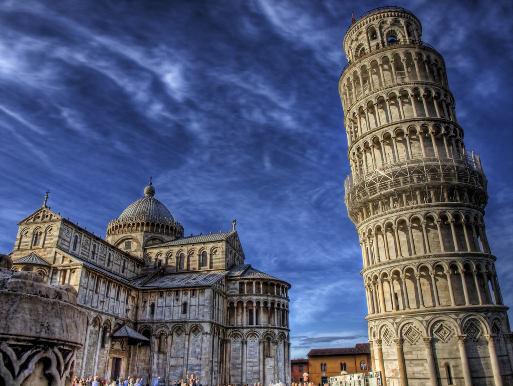 Photograph of the leaning tower of Pisa, city in Italy.